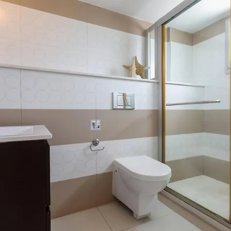 Апартаменты Phaedrus Living Mini Art House Pollock