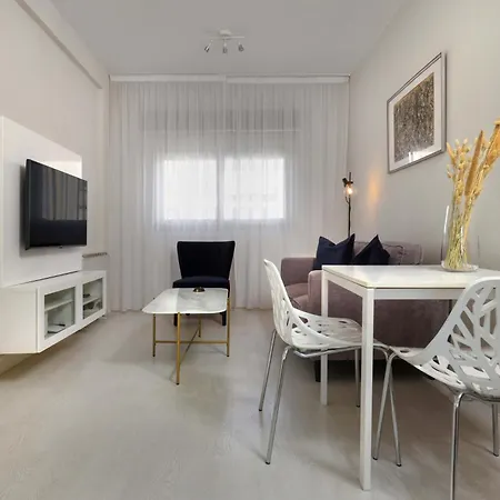 Апартаменты Phaedrus Living Mini Art House Pollock